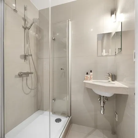 Revon Business 48 Dunajska, Free Parking